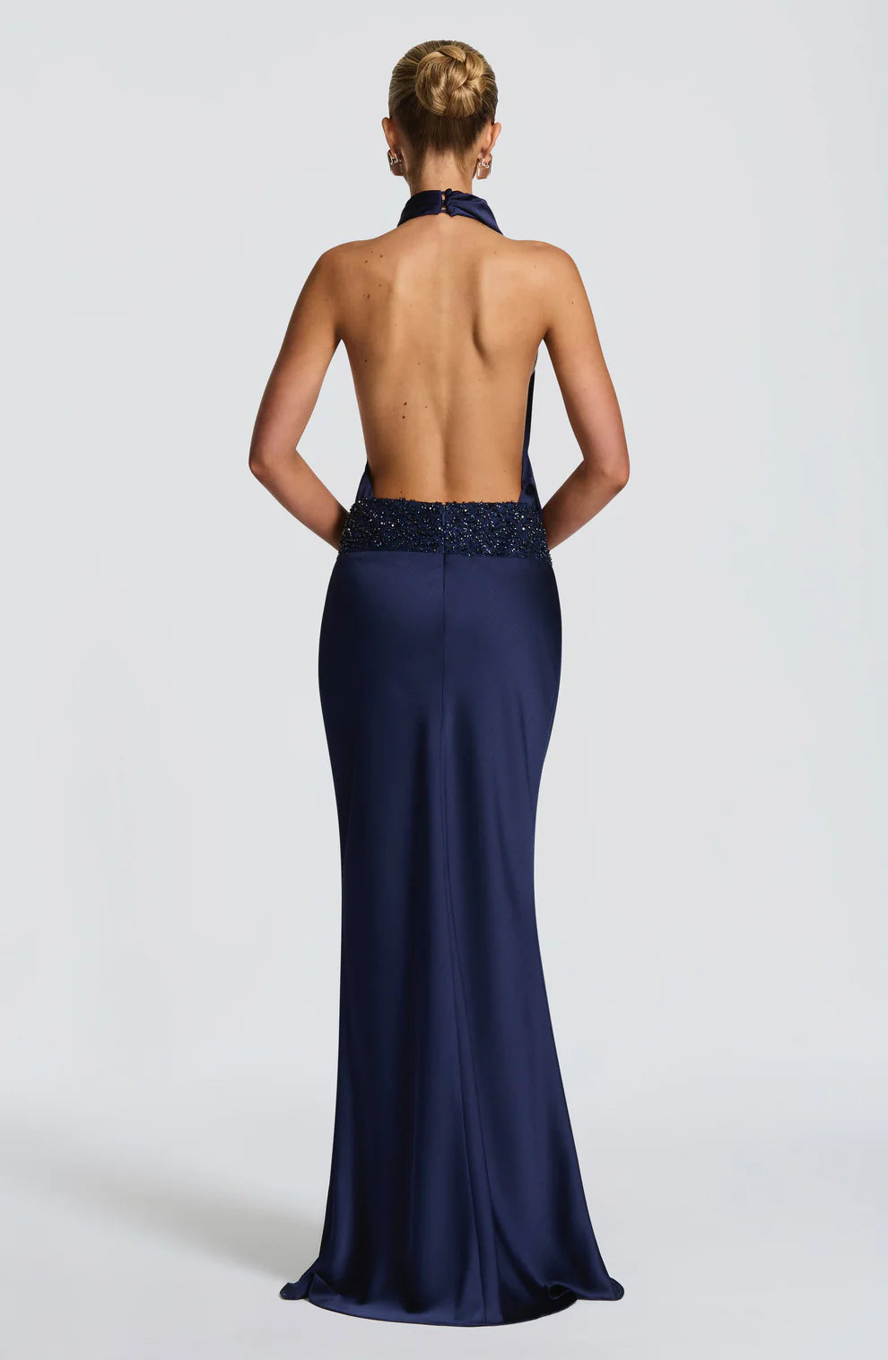 SÉLÉNA | ROBE LONGUE HALTER DRAPÉE DOS NU AVEC DÉTAILS EN DENTELLE