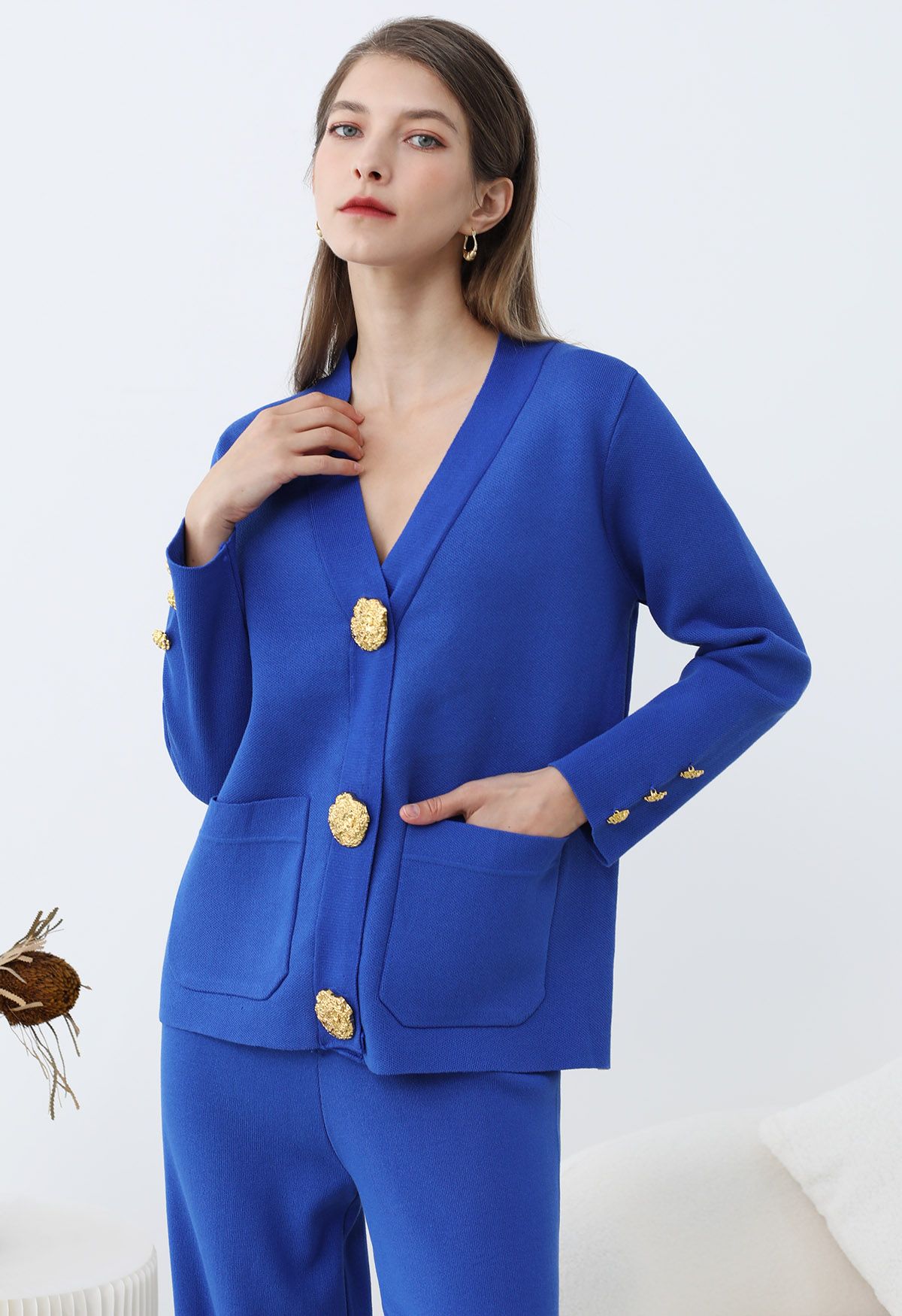 SOFIA | ENSEMBLE TRICOT CARDIGAN COL V BOUTONS DORÉS & PANTALON LARGE