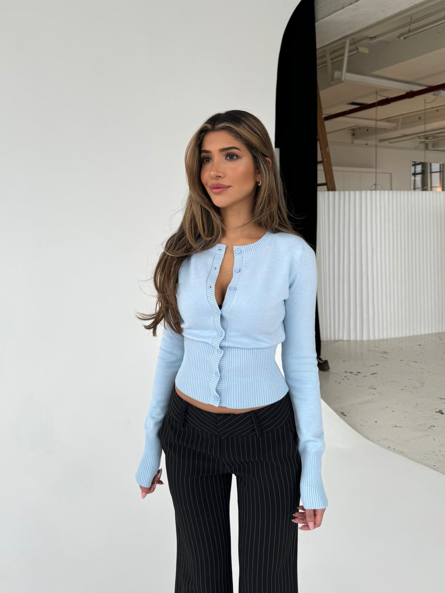 NORA | CARDIGAN CROP CÔTELÉ BOUTONNÉ AJUSTÉ