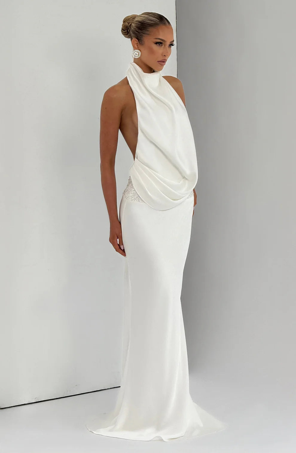 SÉLÉNA | ROBE LONGUE HALTER DRAPÉE DOS NU AVEC DÉTAILS EN DENTELLE