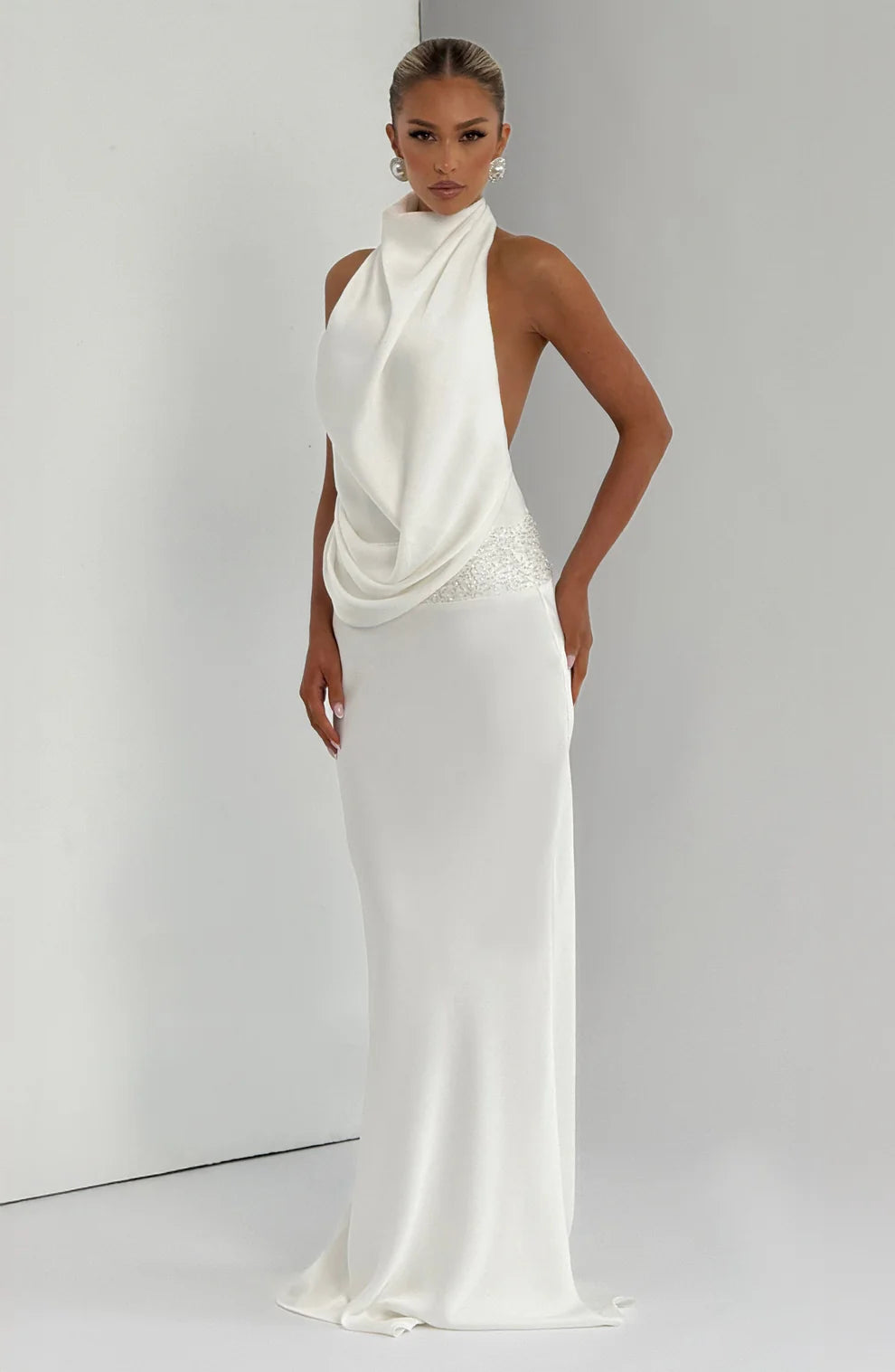 SÉLÉNA | ROBE LONGUE HALTER DRAPÉE DOS NU AVEC DÉTAILS EN DENTELLE