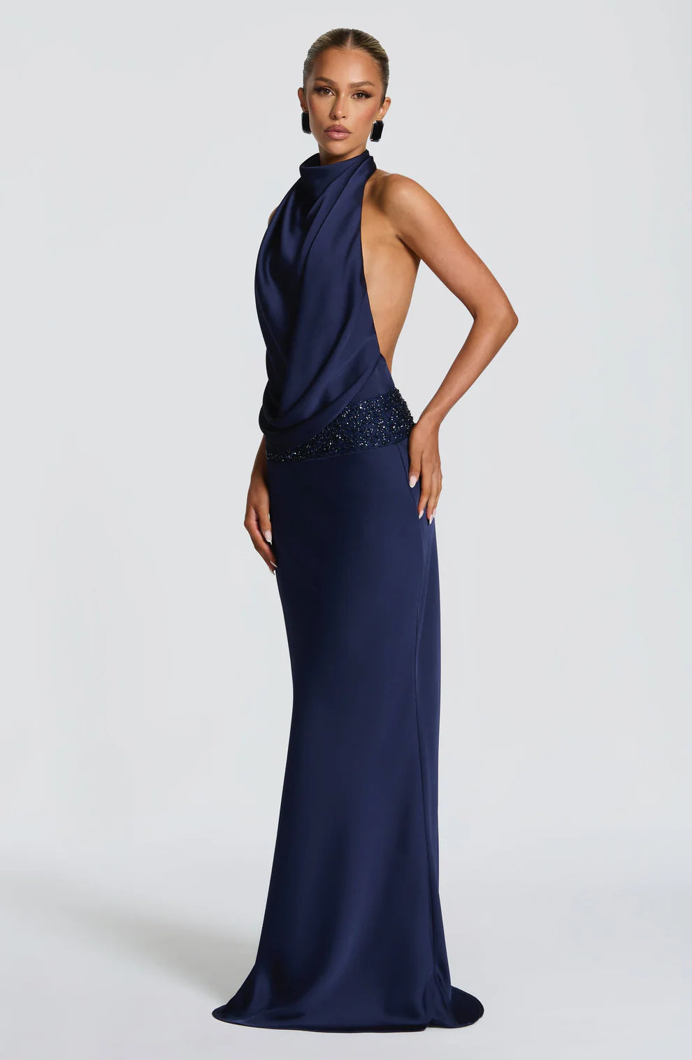 SÉLÉNA | ROBE LONGUE HALTER DRAPÉE DOS NU AVEC DÉTAILS EN DENTELLE