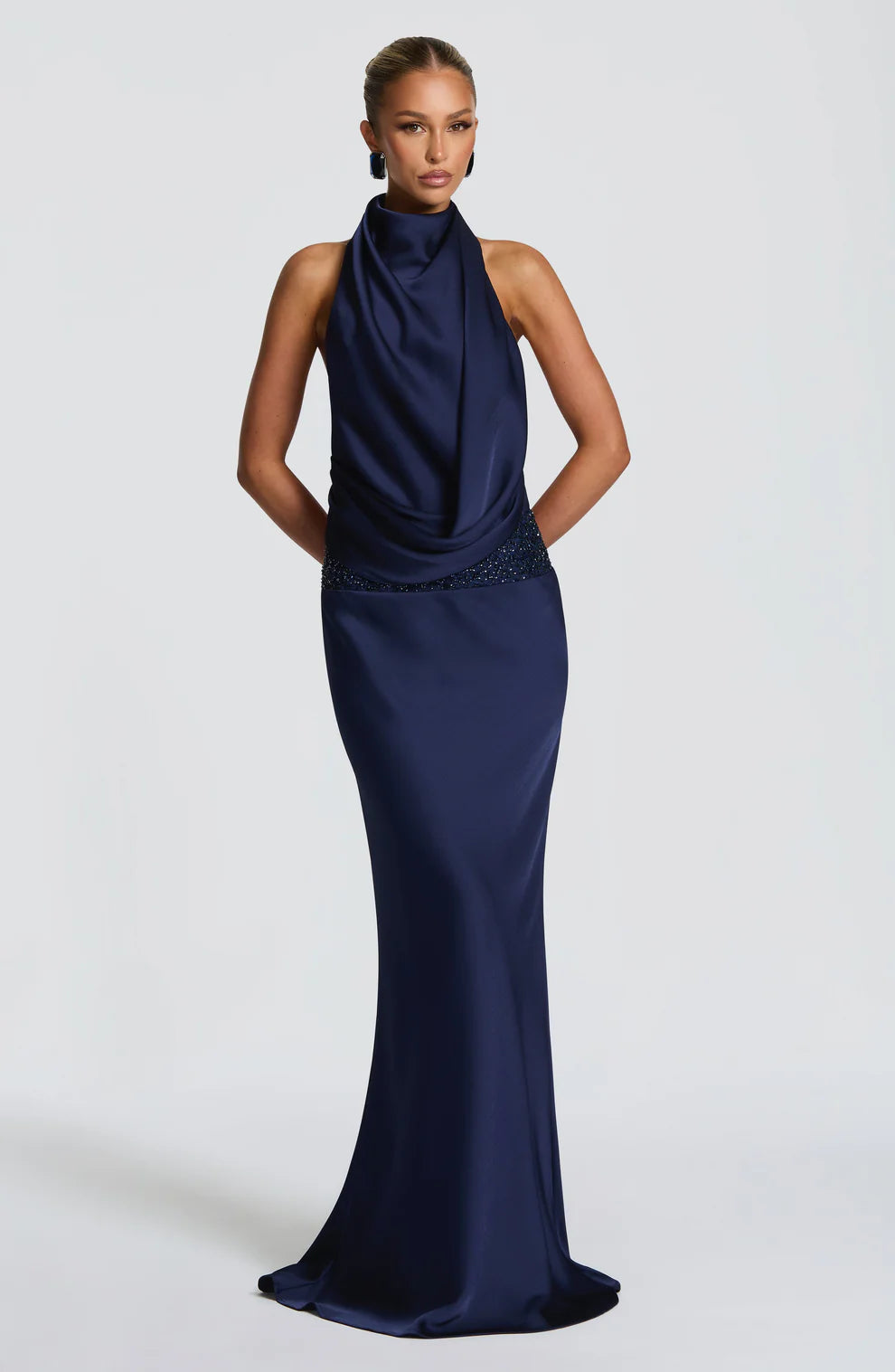 SÉLÉNA | ROBE LONGUE HALTER DRAPÉE DOS NU AVEC DÉTAILS EN DENTELLE