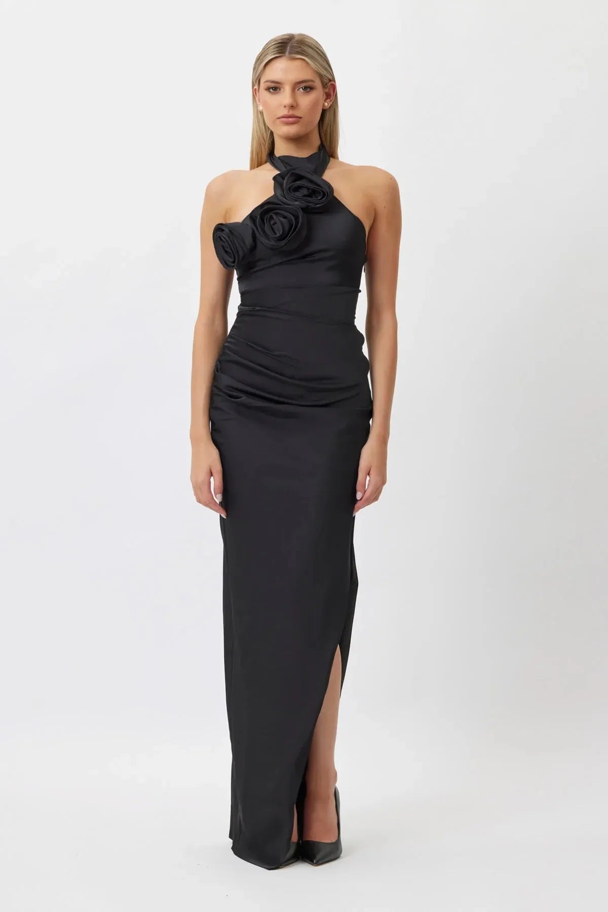 ROSA | ROBE HALTER FOURREAU AVEC FLEURS EN SATIN