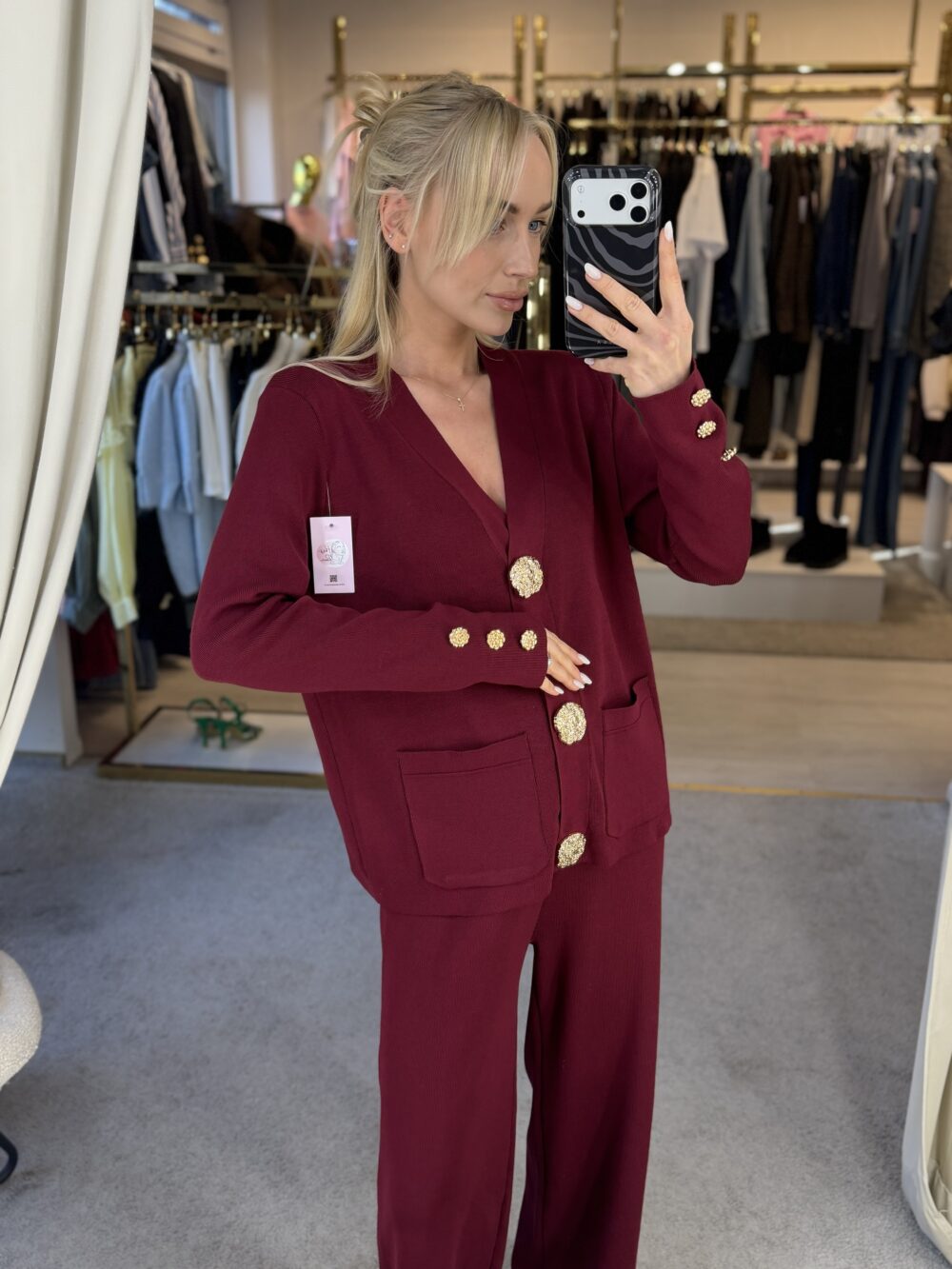 SOFIA | ENSEMBLE TRICOT CARDIGAN COL V BOUTONS DORÉS & PANTALON LARGE
